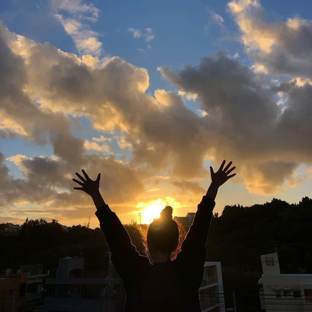 田中律子さんのインスタグラム写真 - (田中律子Instagram)「明けましておめでとうございます㊗️  沖縄で年越し花火からの、我が家の屋上から初日の出見て、テラスから虹🌈最高な2021年のスタート🤩  風の時代に入って、地位や名誉やお金、目に見えることよりも、目に見えない繋がりや愛、ネットワークが大事な時代に🤩自分の人間力と波動を高めて、いいエネルギーと共に、自由にいい風乗っていくぞー🙋‍♀️  本年もどうぞよろしくお願いします🙏  #okinawa #okinawalife  #beachlife  #goodbye2020  #hello2021  #海のある生活  #風の時代  #今年もよろしくお願いします」1月1日 13時19分 - ri2kotanaka