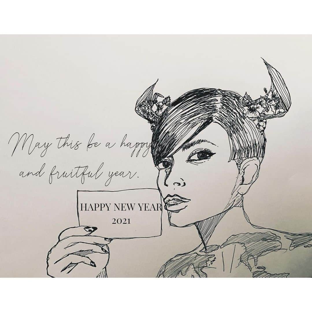 金城優華のインスタグラム：「Happy New year!2021.  新年あけましておめでとうございます。  今年は1日も早く平穏な日が戻る 事を願って。  皆さまにとって 素敵な年になりますように。  本年も宜しくお願い申し上げます。  #猪年ぶりにインスタ年賀状 #新年   #丑年 #自画像って難しい… #newyear  #2021  #角は月桃とハイビスカス」
