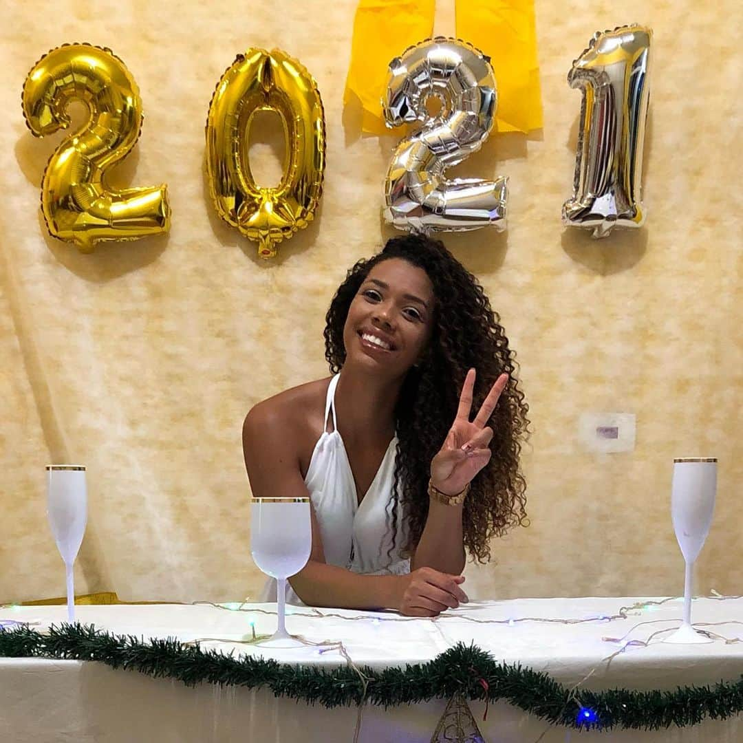 Andressa FIDELISのインスタグラム：「•Saúde e muita Conquista 2021 🤩 . . . . . . . . . #FELIZ ANO NOVO🥂🎆」