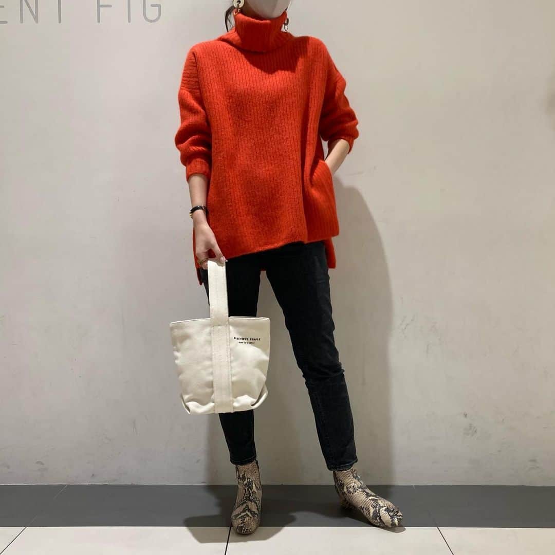 Diviniqueのインスタグラム：「. @iliannloeb のオレンジニットを主役に🌟 . . ニット¥45,000→¥31,500(30％) . デニム¥24,000 . バッグ¥22,000→¥11,000(50％) . ※全て＋tax . .」