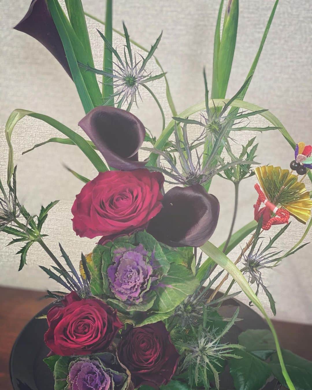 Erenaのインスタグラム：「🎍2021.1.1🎍 今年もみんなが幸せな1年を過ごせますように♡ 喪中のため新年のご挨拶は控えさせて頂きます🙏 . #喪中#2021年#丑#花#モダン#喪中のため新年のご挨拶は控えさせて頂きます」