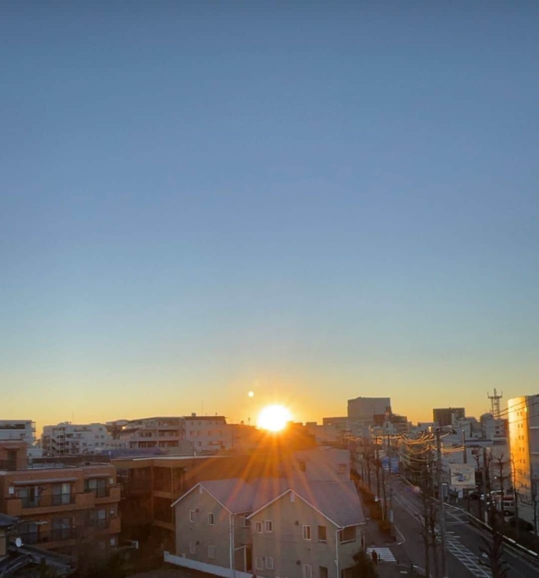 大川知英のインスタグラム：「2021.happy new year🌞❗️ 皆様、今年もよろしくお願いします👨🏾🎍 ずっぽしかまして行きましましょう🥷🏿✨ 1st sun..UPi-🤡❗️ #2021#happynewyear #今年もよろしくお願い致します #初日の出#最高の太陽#upi #amecajiboys#takatsubase #アメトイ部#captain」