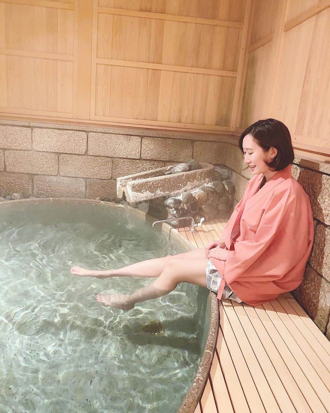 のインスタグラム：「あけましておめでとうございます🎍 2021年もよろしくお願いいたします🙇‍♀️ 今年もみんな健康に悠々自適に過ごせますように🌅  写真は前のものになっちゃったけど😋 温泉気持ちよかったなぁ♨  #2021 #新年のご挨拶 #ahappynewyear  #古窯 #山形 #温泉 #客室露天風呂  #onsen♨️ #yamagata #여행　#일본여행」