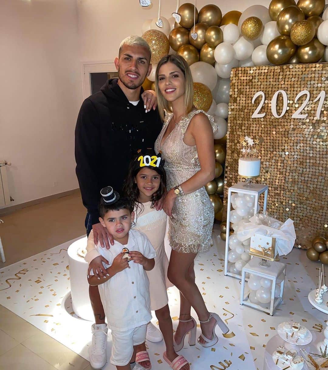 レアンドロ・ダニエル・パレデスのインスタグラム：「Les deseamos un 2021 lleno de salud amor y éxitos para todos y que sean siempre muy felices 🎉🎉❤️❤️」