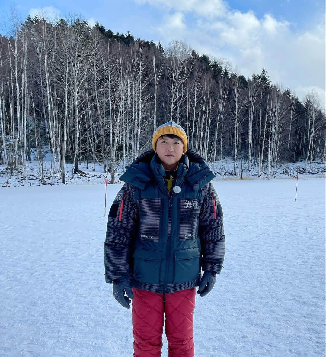 金子貴俊のインスタグラム：「新年明けましておめでとうございます🌅 元旦から北海道は置戸町から生放送！ マイナス20℃越えの世界での中継は 中々できないいい経験になりました！ 今年も自然に体当たりで頑張りまーす！」