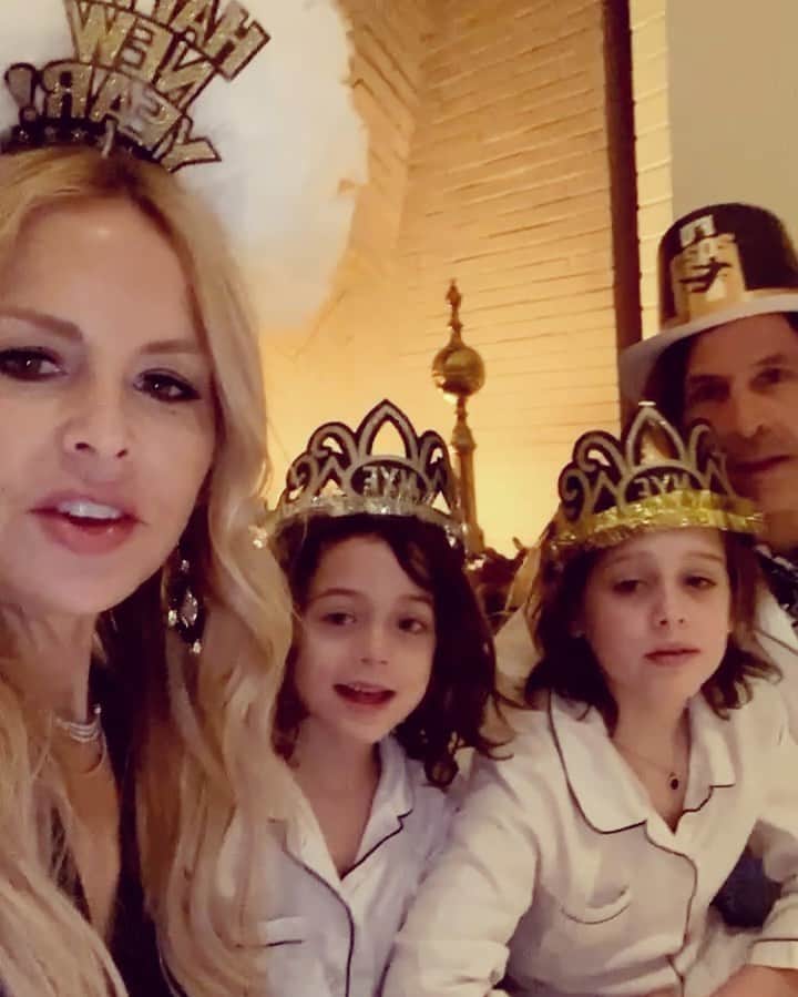 レイチェル・ゾーのインスタグラム：「Wishing you the happiest, healthy and safe #newyear .. #2021 here we come 🙏🏻❤️🎉🎊 #thisisus #NYE XoRZ」