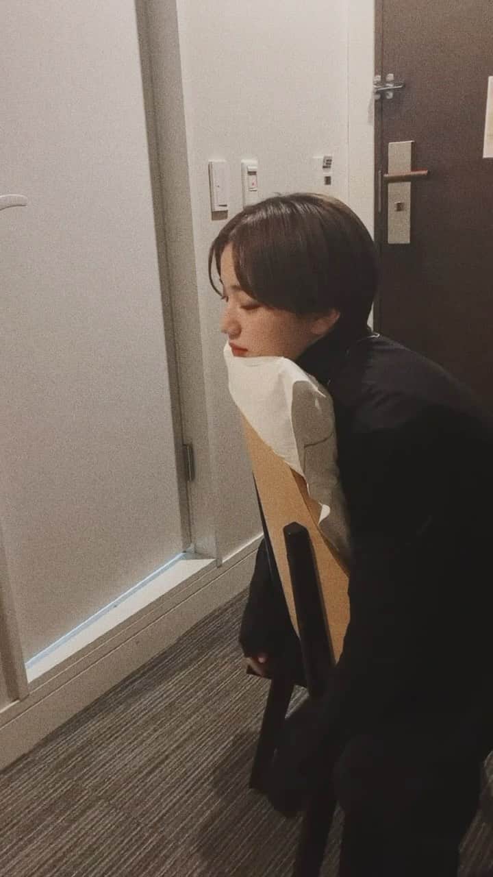 narumiのインスタグラム：「友達とごろごろくつろいでたら年明けてました、なんなん！今年最初の投稿はゆるゆるですが、素全開なのでなっなっなななっな〜て言いながら見てくれると嬉しいです🎞 ㅤㅤㅤㅤㅤㅤㅤㅤㅤㅤㅤㅤㅤ #ショートヘア #ショートスタイル #ハンサムショート」