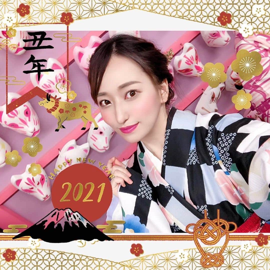 柴咲マナのインスタグラム：「. . 明けましておめでとうございます🎍🐮✨ 今年もよろしくお願いいたします😊💓 . 皆様にとって素敵な一年になりますように😌✨ . . 今年の年越しはステイホームで 楽しくまったりゲームしたよ🥰 . . . #明けましておめでとうございます  #今年もよろしくお願いします  #年賀状 #新年 #正月 #2021  #着物 #👘 #京都 #狐面 #名古屋 #ステイホーム #おうち時間  #ゲーム好きな人と繋がりたい  #happynewyear  #japan #kimono #foxface #kyoto #ゲーム女子 #ゲーム配信 #apex女子  #apexlegends #apex #gamergirl  #gamer #stayhome」