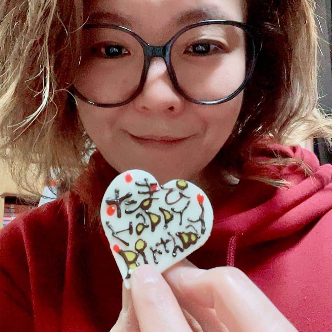 Tammyのインスタグラム：「昨日の誕生日は、 長男夫婦が遊びに来るので、 すき焼きの準備をして、 楽しみにしてたウルフルズのコンサートへ♬  泣いたり笑ったり沢山元気をもらって、 赤いパーカーを娘からもらい、←還暦かっ🤣 赤い靴をヒロからもらい、←還暦かっ🤣 長男夫婦からは、初めてケーキをもらいました🎂  嬉しかった。。  お祝いされるって、何だか小っ恥ずかしいのね。笑  子供達のお祝いは3人とも20年以上してきたけど、 子供達にお祝いされるのは初めて♡  ロウソクに火を灯して、ハピバースデー唄てくれた😊  ありがとう。  45歳の誕生日、次男は仕事で沖縄におったけど、  とても幸せに過ごしました。  アラフィフだす。笑  メッセージ下さった方々も本当にありがとうございました♡  感謝です。  この気持ちを、今年は唄で唄いまくります😊  みなさま、どうぞ良いお正月を♬  #Tammy #Tammyyanen #photo #シンガーソングライター #singer #songwriter #artist  #music #song #恩学 #音楽 #live #love #life #birthday #誕生日 #ありがとう #thankyou #子供達 #children #son #daughter #family #家族 #cake #プレゼント #present #ウルフルズ #コンサート #happy」