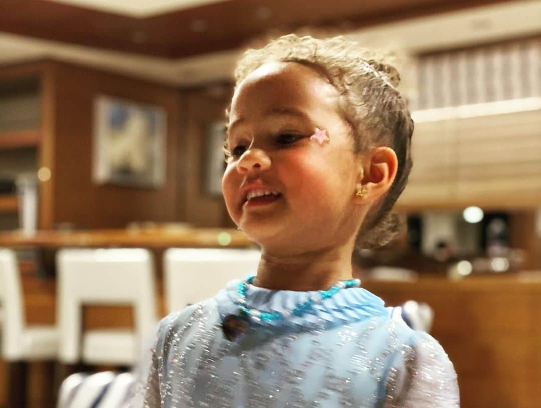 ジョン・レジェンドさんのインスタグラム写真 - (ジョン・レジェンドInstagram)「I’m happy. Miles is up past his bedtime. Luna is powering through.」1月1日 13時31分 - johnlegend