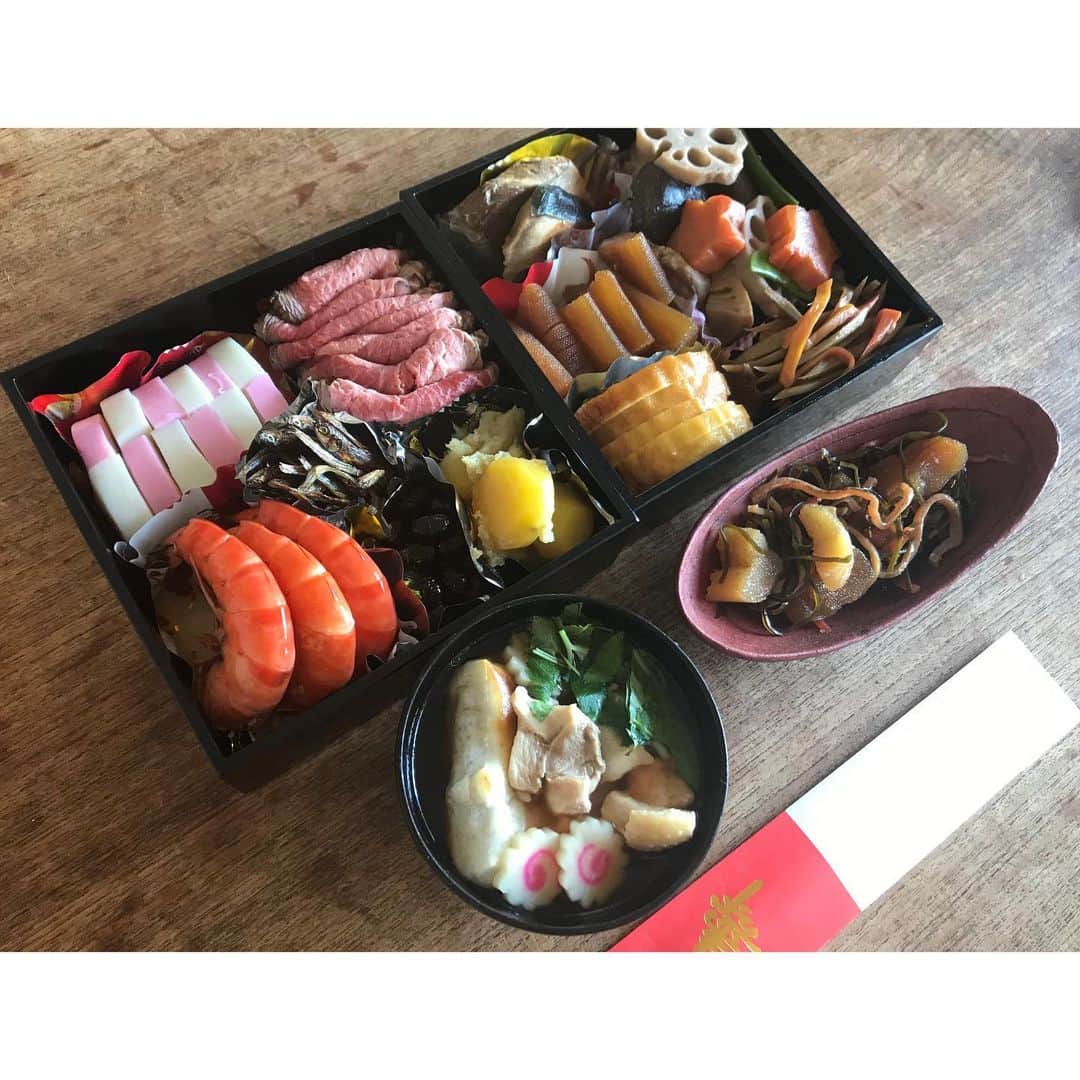 のインスタグラム：「明けましておめでとうございます🎍  皆さまのご健康とご多幸をお祈り申し上げます。  仕事に育児に家事にバタバタな毎日ですが、 当たり前のことに感謝して、 精一杯頑張っていきます！  お節料理も母からの援助もあり、何とか完成✨  いつも質を上げられず、 完成させるだけで精一杯。  いつか、素敵なお節料理をつくって、優雅なお正月を迎えてみたいです😂  今年もよろしくお願いいたします♡  吉村　民  #2021  #2021年  #お正月料理  #おせち料理」