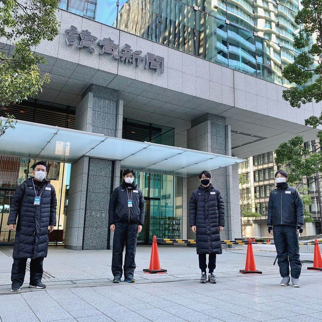 佐藤義朗のインスタグラム：「. あけましておめでとうございます🌅  今年も仕事始めは箱根駅伝のリハーサル。 バイクに乗っていても空気の冷たいお正月です。  いつもとは違う箱根路ですが、 いつもと同じように素晴らしいレースになることを願い  全選手、監督、ご家族、、、関係する皆さんの想いも、 走りと共にお伝えします  1号車  #蛯原哲 2号車  #佐藤義朗 3号車  #上重聡 4号車  #安藤翔  #第97回箱根駅伝 #2021年 #学生スポーツ #4年生の想い」