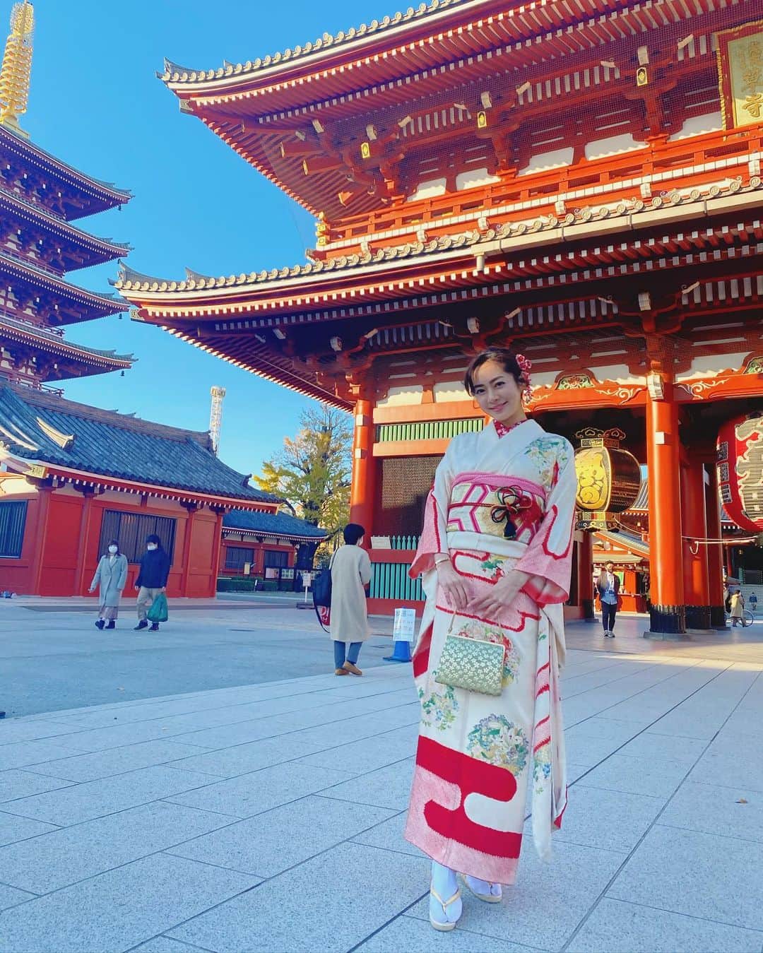 のインスタグラム：「Happy new year ❤️❤️❤️ 新年快樂❤️❤️❤️ Hello 2021✨✨✨ もうすでに2021年のことが大好き❤️ 皆さん、今年もどうぞよろしくお願いします🥰🙏✨  *この写真は、2020年12月4日にテレビの収録で行った時の写真です。 ・ #2021 #2021年  #振り袖 #振袖 #着物  #わくわく#楽しみ  #健康 #👘 #風の時代  #水瓶座 #iloveyou」