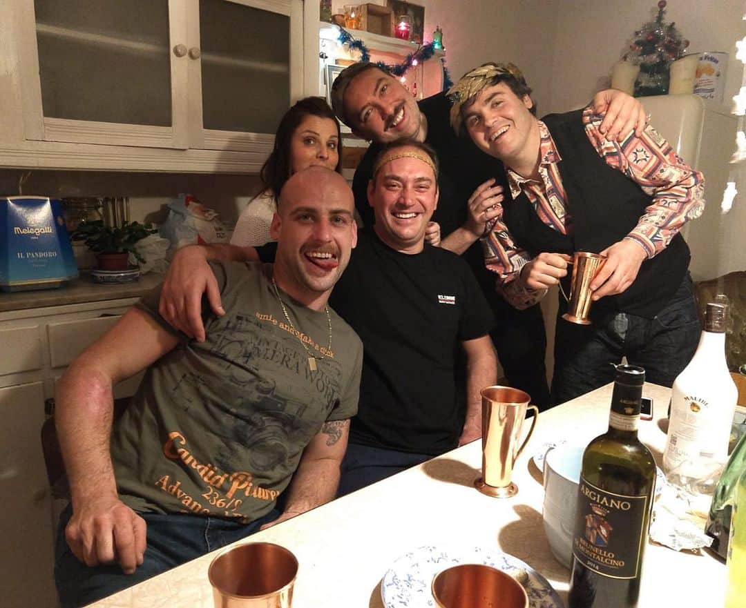 ジェームスロングのインスタグラム：「Thank you to these wonderful people for making me feel very at home in a very difficult situation. I haven’t been home for three months seen a friend or family member these people have kept me up and alive and I love them dearly!!」