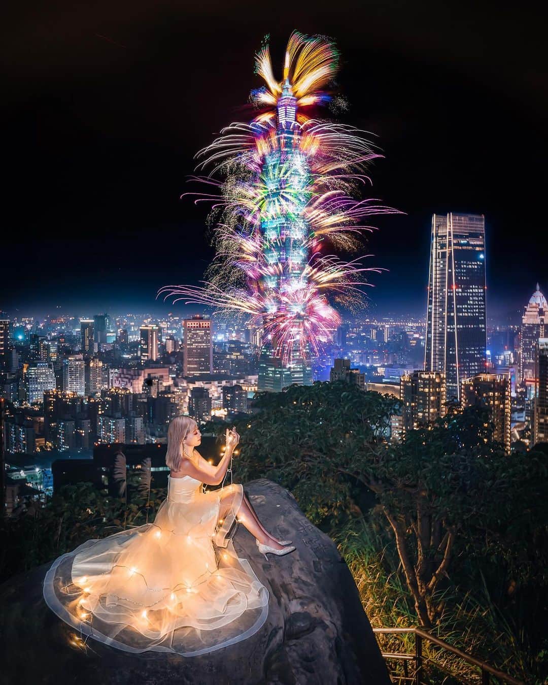 樂さんのインスタグラム写真 - (樂Instagram)「2021 台北101跨年煙火🎆🎆🎆 Taipei 101 New Year Fireworks Happy New Year🎉 2今年第一張照片就用101煙火開始吧😁 這次的煙火真的好美好繽紛，第一次出現的環狀煙火很特別，大家喜歡今年的煙火嗎🌈 這次跨年延續前天夜衝太平山拍雪景，一直到最後修完這張煙火圖，已經整整48小時沒睡覺，最後用意志力在撐把這張圖修完💦😭 不過這種充實的辛苦，雖然身體累但心不累，反而很開心🔥 希望你們會喜歡今年的煙火照😁 2021新的一年大家一起變得更好，一起加油❤️ - 特別感謝今年的戰友 With / @ir47363 @da.nnnn.yy  @mbn0619  @la_wesley_la ❤️❤️❤️」1月1日 13時35分 - ygt1016