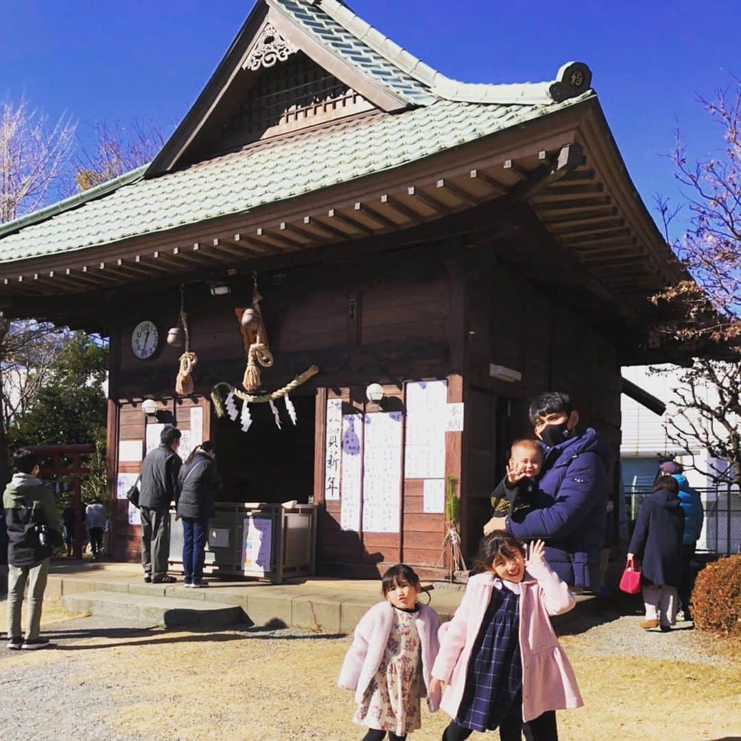 中川大志さんのインスタグラム写真 - (中川大志Instagram)「HAPPY😁NEW✨YEAR🎍 家族で初詣⛩👏😑 良い1年になるといいな😁‼️  皆さん本年もよろしくお願い致します🐮🌱   #あけましておめでとうございます #今年もよろしくお願いします #初詣 #おみくじ #袴」1月1日 13時35分 - taishi_nakagawa