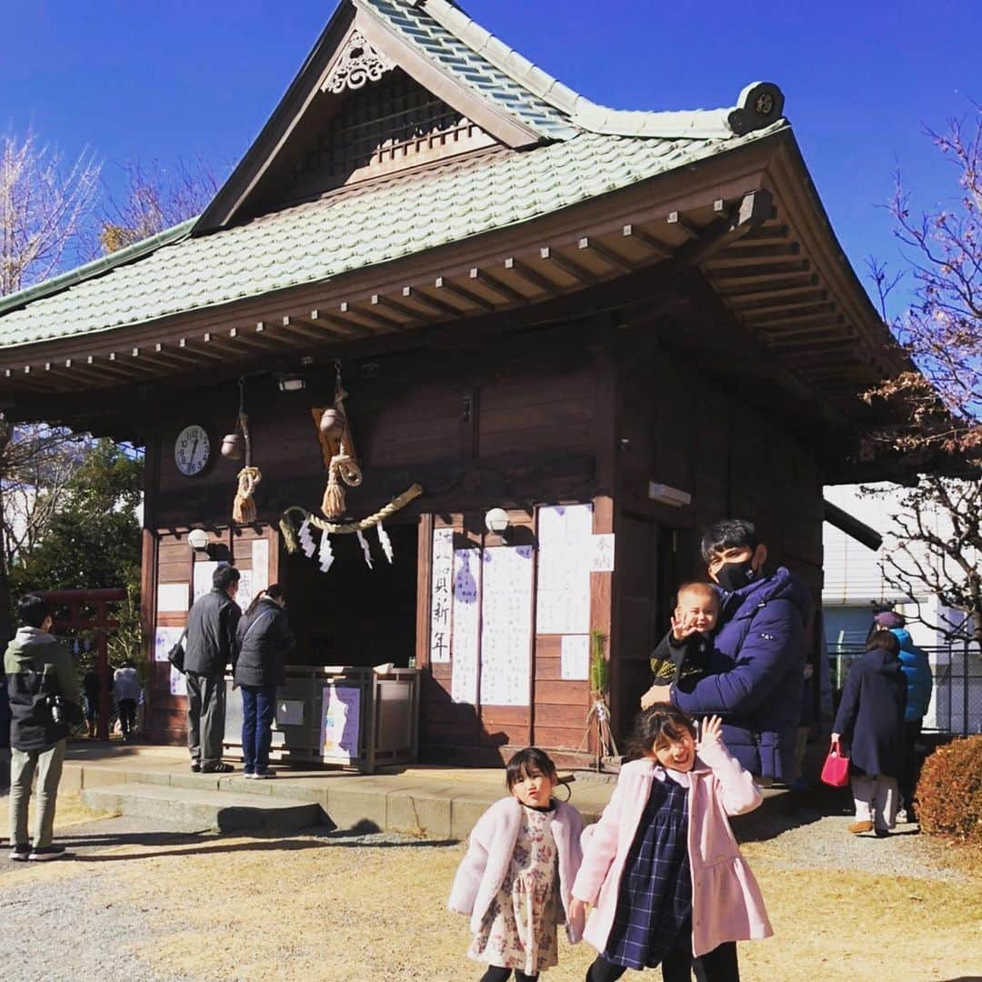 中川大志のインスタグラム：「HAPPY😁NEW✨YEAR🎍 家族で初詣⛩👏😑 良い1年になるといいな😁‼️  皆さん本年もよろしくお願い致します🐮🌱   #あけましておめでとうございます #今年もよろしくお願いします #初詣 #おみくじ #袴」