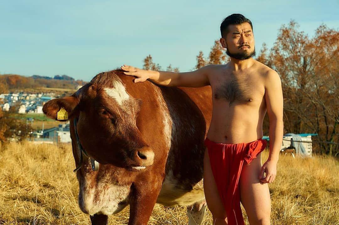 五十嵐結也さんのインスタグラム写真 - (五十嵐結也Instagram)「『ふんどし日和』新年挨拶  photo by飯野高拓（梅棒）  あけましておめでとうございます🎍🌅🎍  2020年も皆さんのおかげで良い年になりました！  自分にとって新しいことにどんどん取り組ませてもらって、怒涛で大変だけど楽しい1年だったと言える😂 そう思えて幸せだなと感じてます。やっぱ皆さんのおかげなんですよ☺️  今年はどんな年にしましょうか！ なんだかんだ言ってワクワクしてますからね😙  パキッと行動していきたいと思います🤘  写真は東京、磯沼牧場にて🐮 （許可をいただいて撮影）  大好きな牛ちゃん🐂🐂🐂 俺高校の時、畜産部だったんで牛飼って乳搾ってたんです。  なんかもう、可愛くて可愛くて😂  #ふんどし日和 #ふん都市農業 #磯沼牧場 #東京 #丑年 #ふんどしダンサー #コンテンポラリーダンス  #都市農業 #農林水産省 #パキッと ＃今年の俺のキーワード」1月1日 13時35分 - iganism