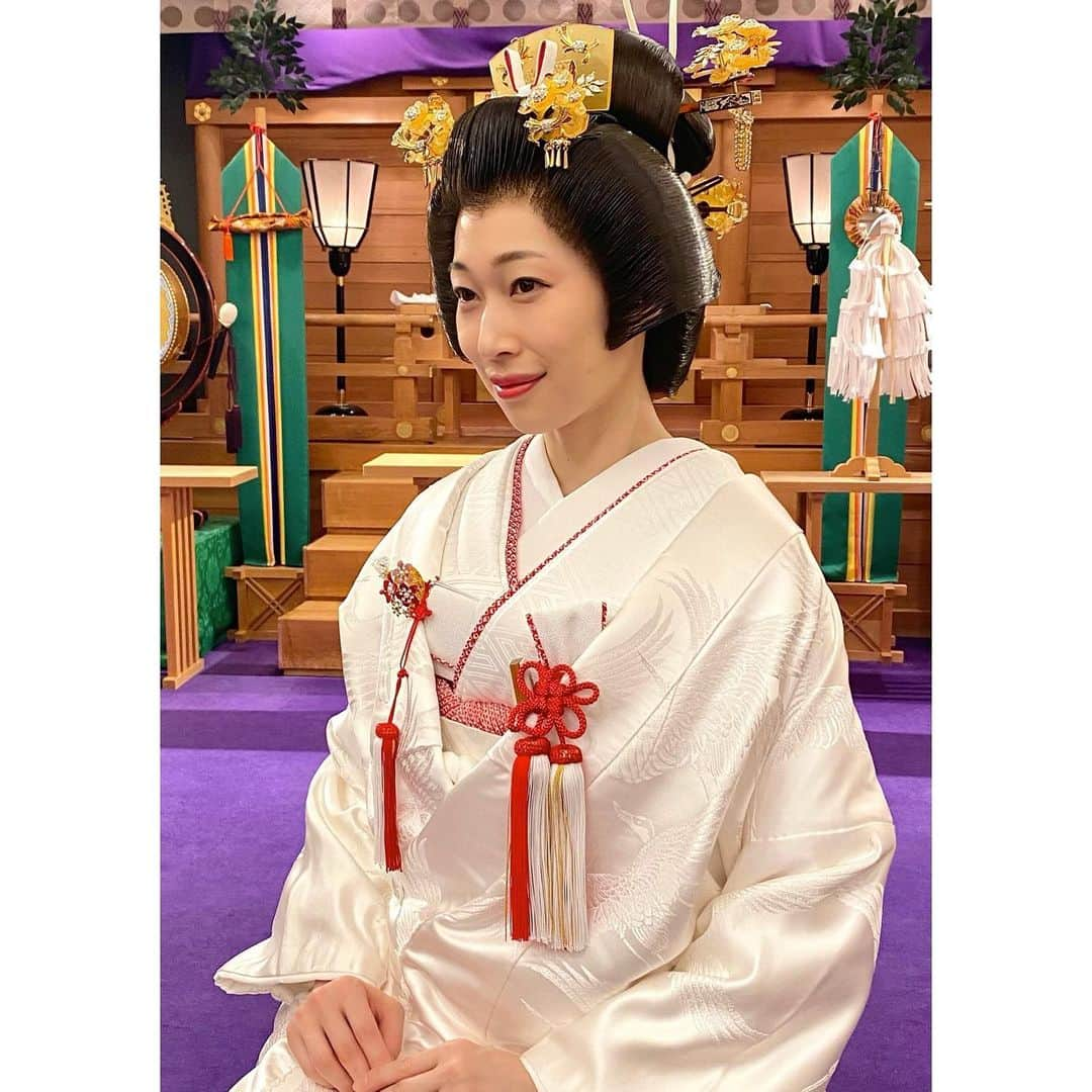 海隼人（有馬佐織）さんのインスタグラム写真 - (海隼人（有馬佐織）Instagram)「昨年中は、ほんとーーーにありがとうございました！  今までの経験や思考だけでは、 どうにもならないこと。  別れや新しい出会い。  頭がパンクしそうになりながらも、 対応しなければならないこと、、、  思い返すといつも以上に、 沢山色々なことがあった一年でしたが、 いつも必ず、その時その瞬間に 助けてくれる人や温かい言葉をかけてくれる人に支えられ、乗り越えられた日々でした。  心から、ありがとうございました！！！  2021年 一日も早く、 いつもの日常が戻ることを願います。  皆様にとって、幸多き一年になりますように☆  今年も宜しくお願い致します！！  #令和三年#元旦 #2021#japan  #一緒に頑張りましょう #感謝の気持ち  #良いお正月を  #kimono #和装#白無垢 #絞り#簪#銀河#鼈甲 #打掛#紅白#着物 #bridal#wedding#和婚 #和#和装ヘア #和装#model #photography  #ポートレート#記録 #宝塚og#元宝塚 #海隼人」1月1日 13時47分 - saorimahalo