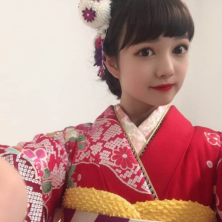 菅井純愛さんのインスタグラム写真 - (菅井純愛Instagram)「・ 新年明けまして おめでとうございます🎍  今年も自分らしく進み続け、皆さんに頼ることもあると思いますがよろしくお願いします🐮♡  そして、ぷりずむ館の振袖カタログのモデルをさせていただきました✨  素敵な経験ができました🕊  みなさん見てくれると嬉しいです☺︎︎❤︎  #2021  #新年  #振袖  #ぷりずむ館 #あけましておめでとうございます  #ありぽん  #ありのす  #振袖カタログ  #06  #今年もよろしくお願いします  #中学生  #newyear」1月1日 13時47分 - aria_sugai