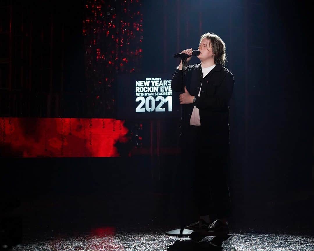アメリカン・ブロードキャスティング・カンパニーのインスタグラム：「ALL the feels with @lewiscapaldi on #RockinEve! 🤍」