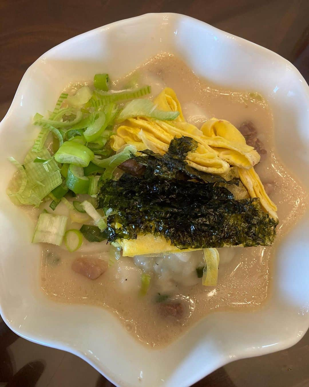 イ・ジョンヒョクさんのインスタグラム写真 - (イ・ジョンヒョクInstagram)「곰탕이랑 떡국떡이라 만두 사서(준수엄마)챔기름에 소고기 볶아서(feat준수)계란지단 붙여서 (나)아침에 한살이랑 같이 먹었숨돠...울 가족들 다 한살씩 더 먹었네요 ㅎㅎ 여러분들도 얼른 드세요 !!먹기만한 사람 설겆이(이탁수)ㅎㅎ」1月1日 13時39分 - actorjonghyuk