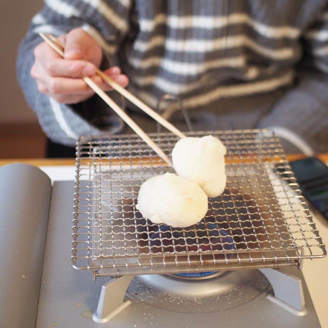 木村涼子さんのインスタグラム写真 - (木村涼子Instagram)「2021.1.1 明けましておめでとうございます🎍 今年もどうぞ宜しくお願いします！  恒例の四月の魚さん　@ciaotome のお節料理。 昔作った赤い小皿を並べて。  年末におうちさん　@ouchi_kyoto で買った 辻和の焼き網も大活躍です。 おもちがぷっくり膨らむのを見るのが楽しい^ ^ #四月の魚 #お節　#おせち料理  #お節料理  #お雑煮　#お雑煮は白味噌　#辻和金網 #辻和金網で餅を焼く」1月1日 13時40分 - kimuryou