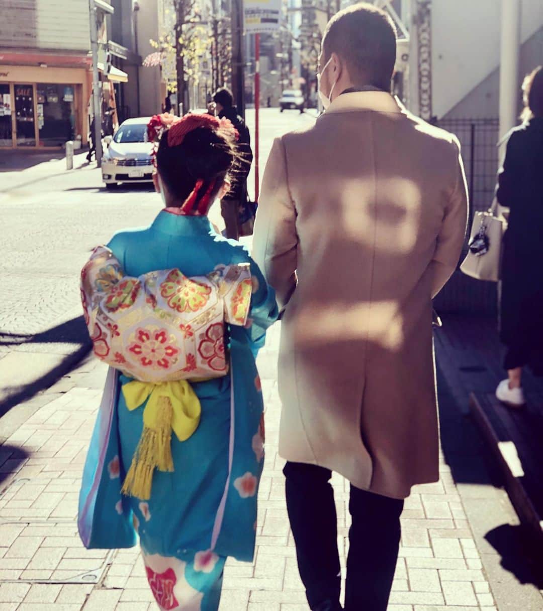 三浦瑠麗さんのインスタグラム写真 - (三浦瑠麗Instagram)「近所のお稲荷さんへ初詣。 娘に着物を着せました。ちょっとふくらすずめがかしいでいるけど。 もうこの着物も今年で終わり。 背が伸びるのが早いです。」1月1日 13時43分 - lullymiura