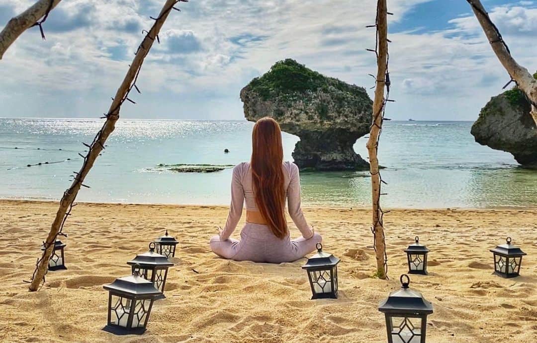 宮崎沙矢加のインスタグラム：「Happy New Year2021🤍healthy ,positive n create for New Year✨May all your wishes come true🧘‍♀️💕love u'all . . #yoga #yogainstructor #meditation #okinawa #newyear #yolo #gym #workout #yogalife #yogawear #yogateacher #beach #beachlife #love #nature #happy #alomoves #aloyoga #alo #沖縄　#沖縄ヨガインストラクター #2021」