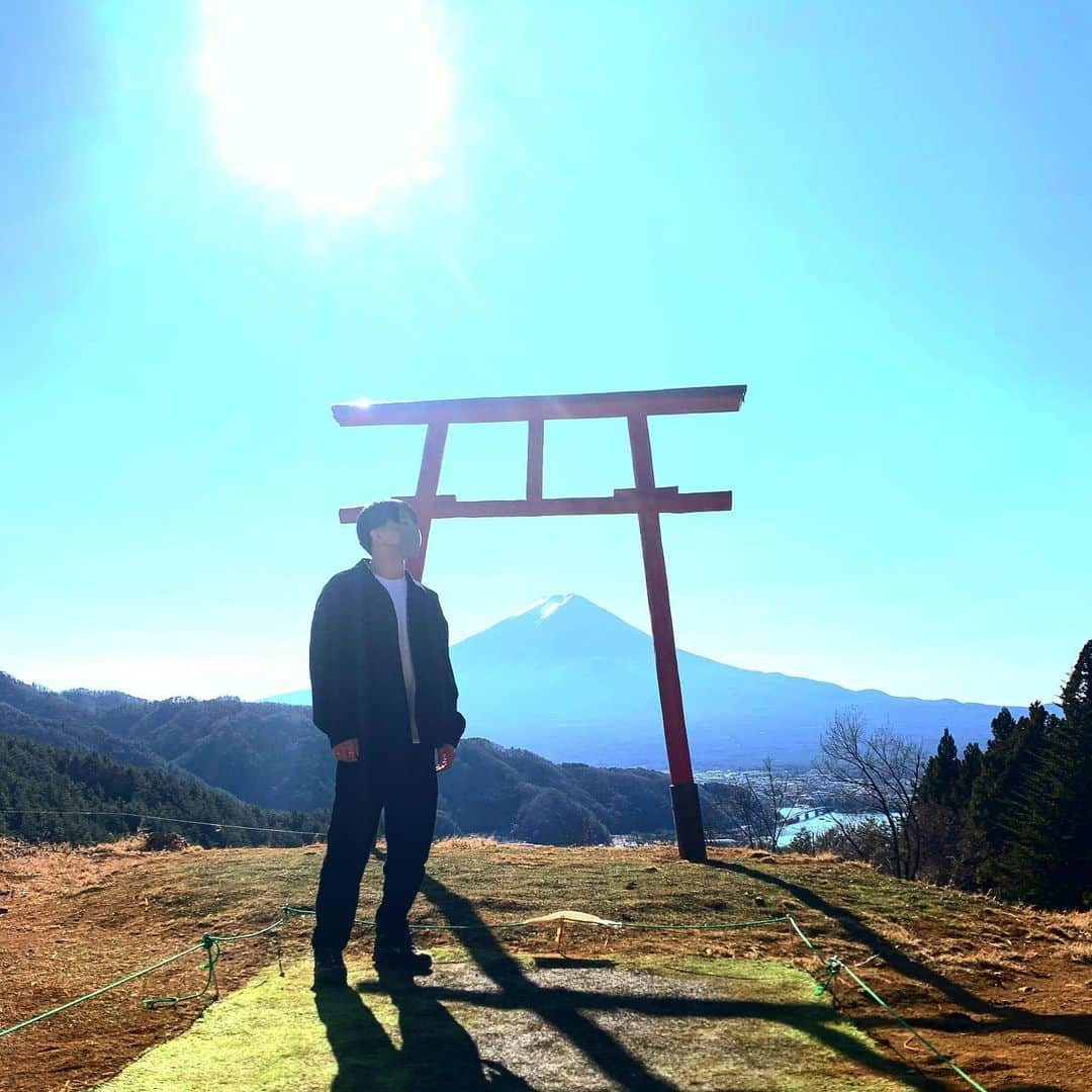 乙黒拓斗のインスタグラム：「あけましておめでとうございます⛩ 今年も日々精進します。  今後とも、応援よろしくお願いします📣  #河口浅間神社」