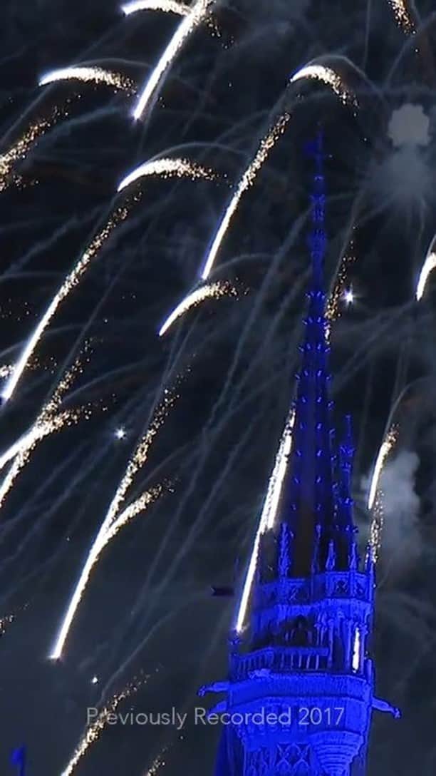 Walt Disney Worldのインスタグラム：「Travel back in time to Cinderella Castle for the fireworks spectacular of the year. Enjoy this special edition of Fantasy in the Sky spectacular which ends with a glorious New Year’s Eve finale! Brought to you by Disney’s “Godmothered,” a magical holiday comedy streaming on Disney+. http://di.sn/6004HTY9e #DisneyMagicMoments 🎆」