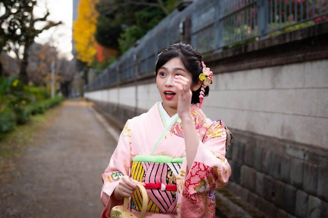 浅野杏奈さんのインスタグラム写真 - (浅野杏奈Instagram)「あけましておめでとうございます🐄﻿ ﻿ 今年も、たくさん笑いましょうっ✊🏻✨﻿ 良い風に乗ってこう🍃﻿ ﻿ #新年 #2021 #前撮り #振袖」1月1日 13時50分 - this.is.anna_box