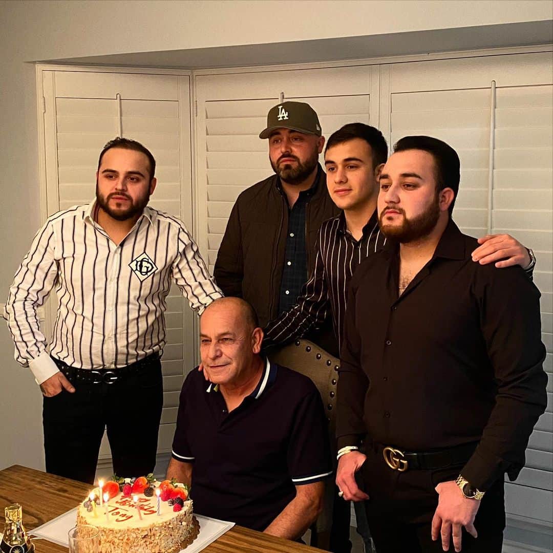 ケビン・オーティズのインスタグラム：「Feliz cumpleaños apa ❤️ Feliz año para todos ustedes bendiciones @gerardoortizoficial  @oscarortizoficial  @badsinw1 @tonyortiz1772 🙏🏻」