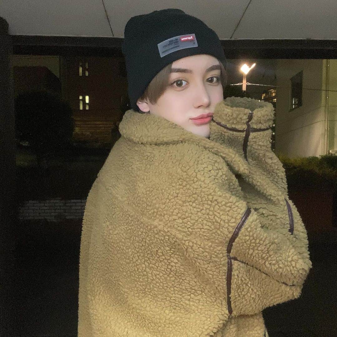 やっぴのインスタグラム：「あけましておめでとうございます🎍2020年は自分は厄年で体にも心にも少し厄介なことがありましたがなんだかんだ充実した一年でした。笑笑  2021年は新しいことに沢山挑むために頑張りたいと思います！目標は［自立］🤛🤛🤛みんな今年もよろしくヤデ！」