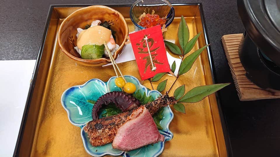 へんな魚おじさんのインスタグラム：「新年明けましておめでとうございます🌅 今年も宜しくお願いします❗️ 元日は家族で小枡園さんにきました❗️ 美味しい海鮮料理がいただけるのでみなさんもぜひ❗️」