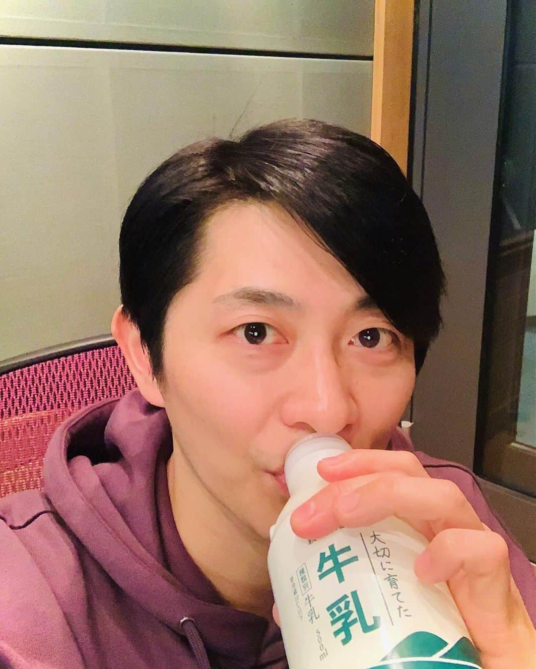 下野紘さんのインスタグラム写真 - (下野紘Instagram)「明けましておめでとうございますっ！！ 本年もたくさん笑ってもらえるよう、頑張りますぜっ！！ 今年もよろしくっ‼️😆😆😆😆😆   #HiroShimono #下野紘 #ShimonoHiro」1月1日 14時03分 - shimono_music