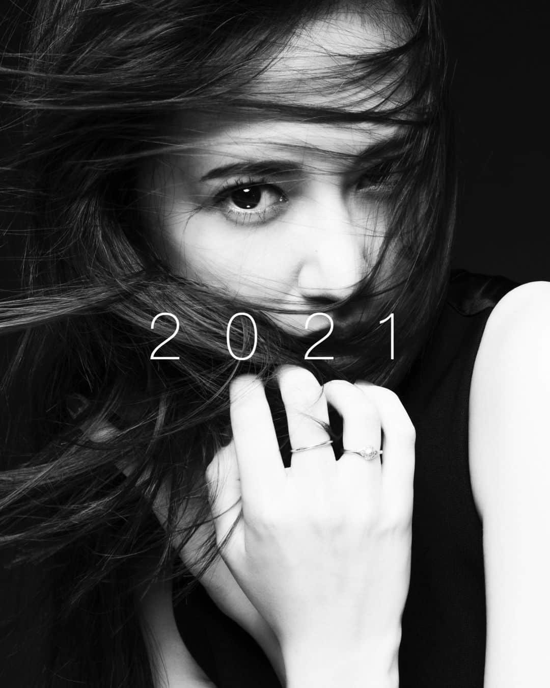 藤井夏恋さんのインスタグラム写真 - (藤井夏恋Instagram)「新年 あけましておめでとうございます！！  2020年は色んな出来事が数え切れないほどあって今までの人生の中で一番記憶に残る一年だったなと。  2021年は更に 充実した一年にしていきたいです。  今年も 藤井夏恋を宜しくお願い致します🖤  2021.1.1」1月1日 14時05分 - fujiikaren_official