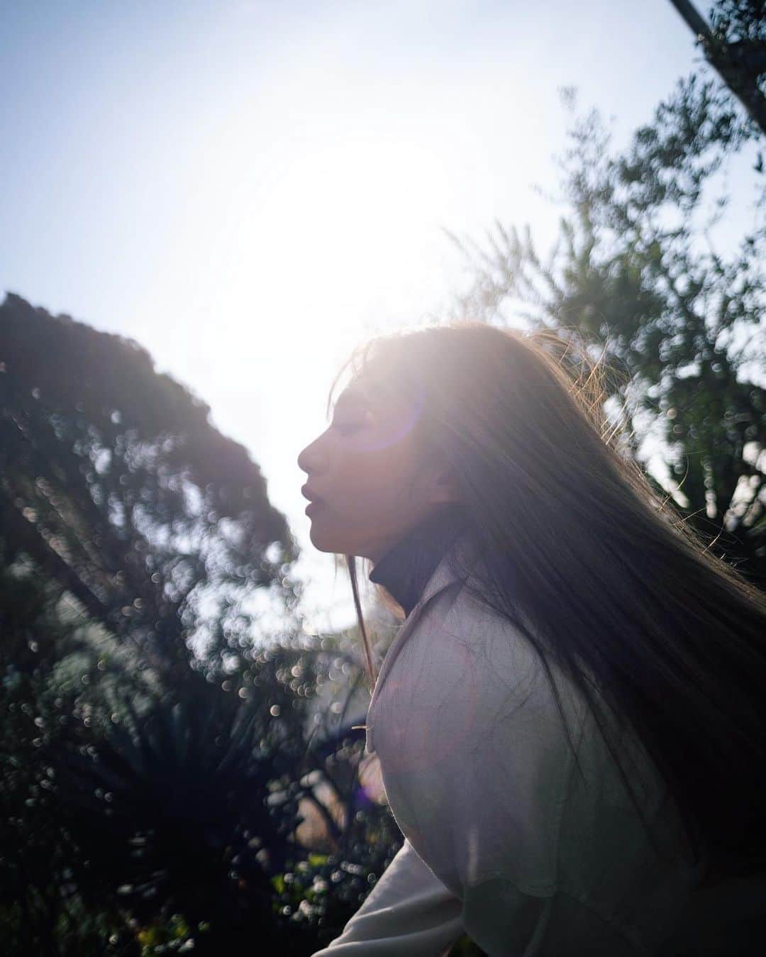 新井ニーニャのインスタグラム：「.  𝙷𝙰𝙿𝙿𝚈 𝙽𝙴𝚆 𝚈𝙴𝙰𝚁 𝟸𝟶𝟸𝟷  昨年は、家族、友達、仕事仲間、フォロワーさん、私の周りの環境にいる皆んなから本当に沢山のことを学ばせて頂きました📚 私が＂私らしく生きる＂ことから目を背けている部分が多くて自問自答してる日々でしたが、今年は気持ちよく、私自身とよく向き合って楽しい時間を過ごすことにフォーカスし、幸せなライフスタイルを送ろうと思っています🌿  2021年は新しいことにチャレンジする年にもなるので、長い目で応援してくださると嬉しいです🙇‍♀️  至らぬ点が多くご迷惑をおかけしてしまうこともありますが、引き続きよろしくお願いします🥺🙏❤️  寒い日が続きますがご自愛くださいね❄️  令和三年 元旦  #今年もよろしくお願いします ❤️」
