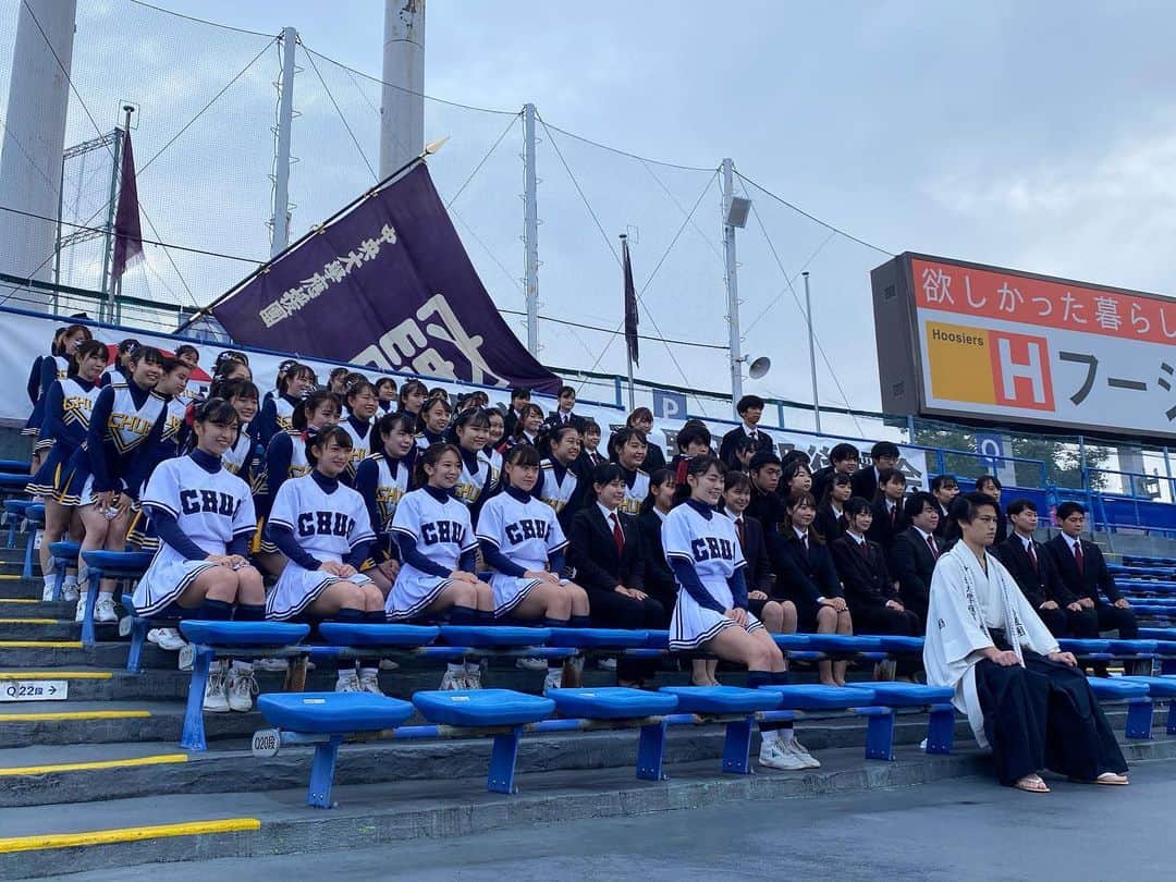 中央大学応援団チアリーディング部SPIRITSのインスタグラム：「. 🎍あけましておめでとうございます🎍 昨年は大変お世話になりました😌 昨年はなかなか思うような活動をすることができませんでしたが、たくさんの方々に支えていただき、 練習したり、大会に出場したり、応援に参加することができました。 いつもSPIRITSを支えてくださる皆様、本当にありがとうございます。 今年も活動できることに感謝して、チーム全員で頑張って参ります💪 今年もよろしくお願い致します。  1月2日、3日は箱根駅伝が行われます💨 今年は直接応援に行くことができず、とても残念ですが、お家からテレビ越しに応援したいと思います📣 みなさんも一緒に、中央大学駅伝部を応援しましょう🎽」