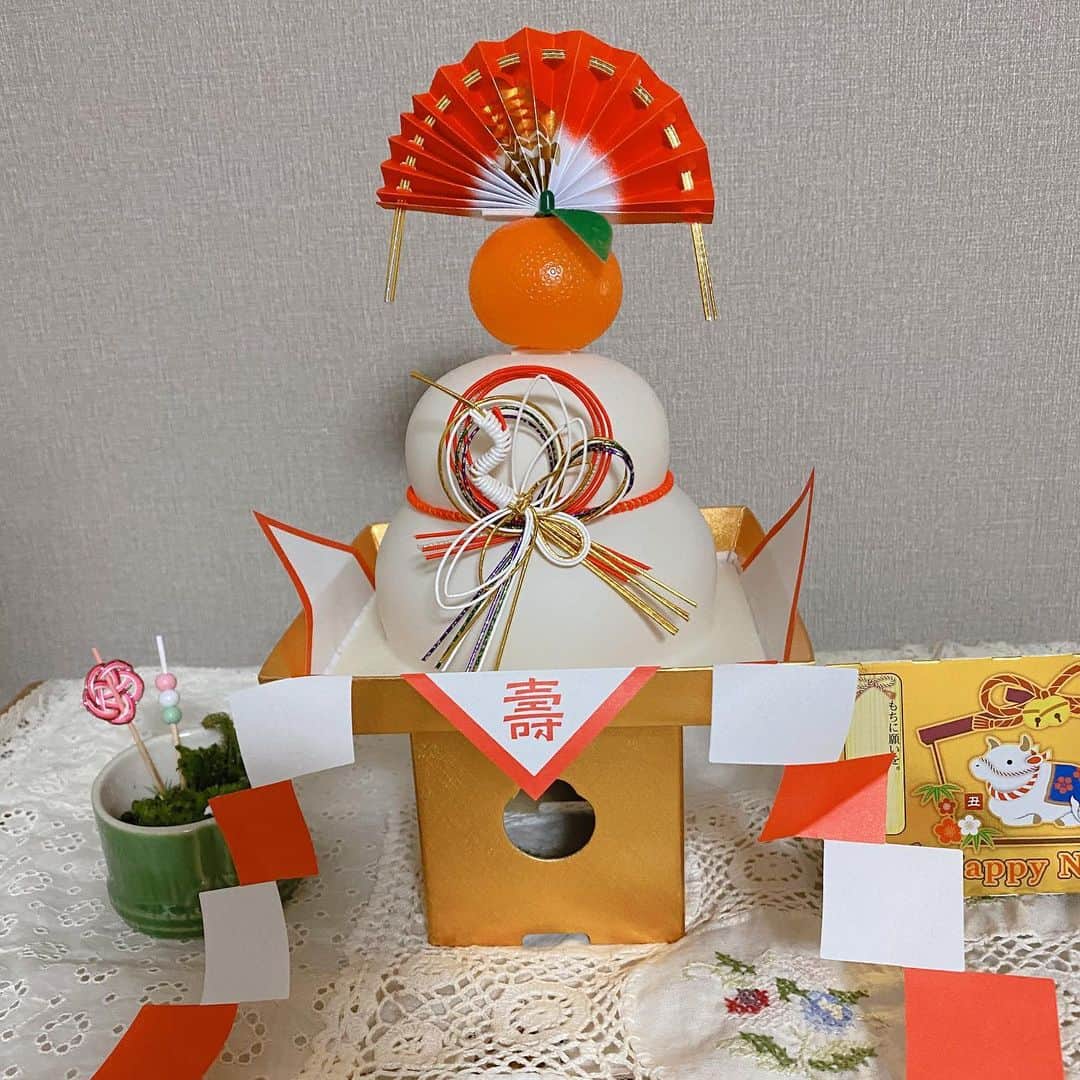 こまけいこのインスタグラム：「あけましておめでとうございます✨  特に特別でもない年末年始。  今年は自治会の行事が少なかったとのことで、全世帯に鏡餅が配られた。 自治会費余っちゃったんだろうね。 こんな豪華な鏡餅は初めて飾った。  お雑煮の下ごしらえは大晦日にしておくのが母を見てきてそれに習っている。 作り方も同じ。 お正月は何にもしたくないから誰にでもできるように準備しておくのだが、結局私がやるじゃん。 娘と早々に小競り合いをしながら元旦の午前中にもう疲れている。  昨日の夜、わんこがめちゃくちゃリラックスした姿で寝てて癒された。  今年もいろいろあるだろうけど、耐性鍛えてがんばろう。」