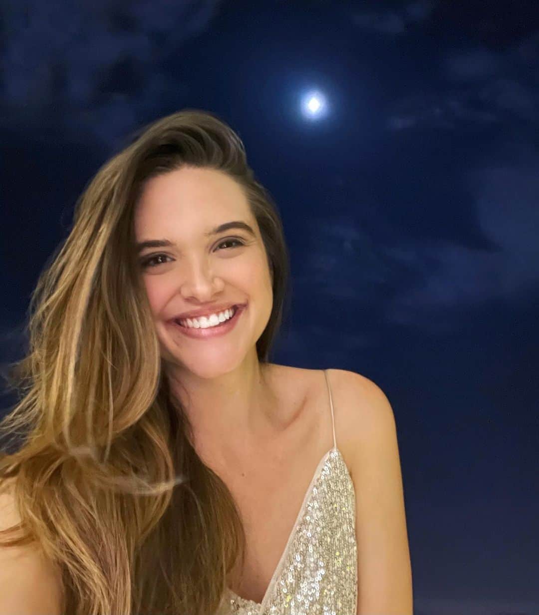 のインスタグラム：「Que a força de tudo o que for bom chegue até nós!🙌🏼✨Seja Muito Bem Vindo 2️⃣0️⃣2️⃣1️⃣!!❣️🎇💫Começamos bem...🌝❤️」