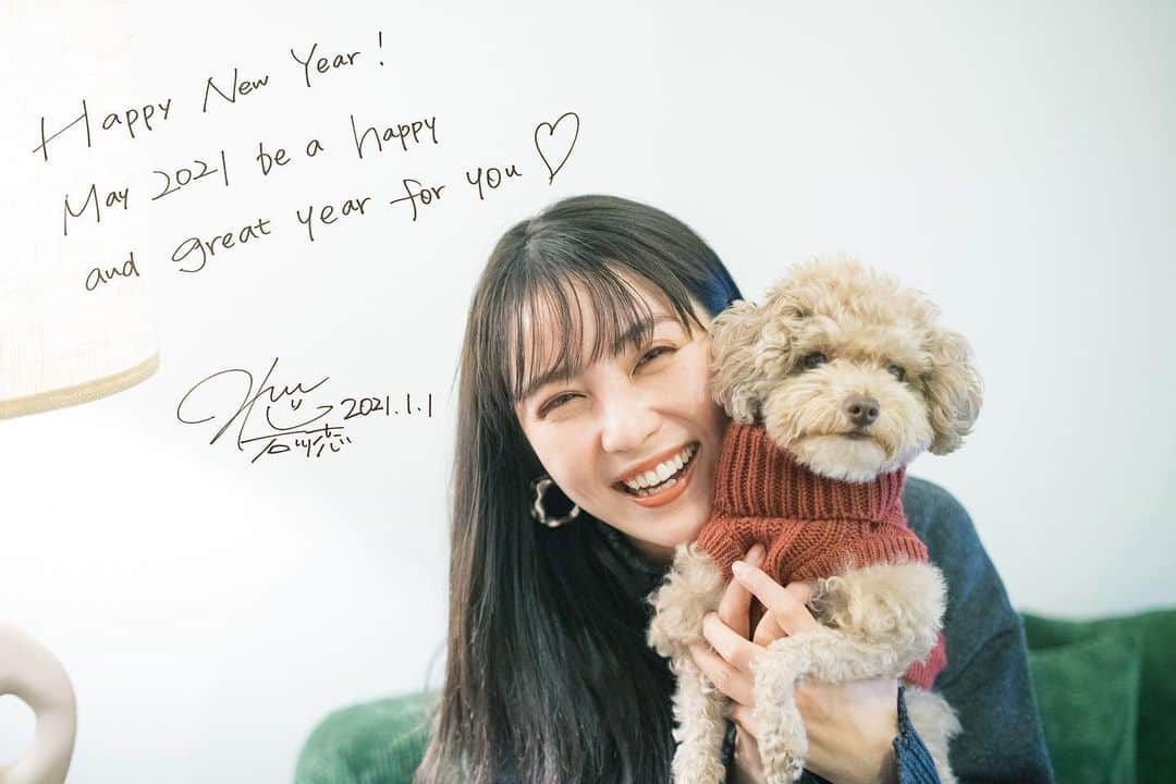 石川恋さんのインスタグラム写真 - (石川恋Instagram)「あけましておめでとうございます🎍✨ 2021年、皆さんにとって笑顔いっぱいの明るく楽しい年になりますように。 一緒にしていきましょうね🔥 本年もどうぞよろしくお願い致します🐮💜💛💜 swipeしてね▶︎▶︎photo by booro📷 #謹賀新年 #年賀状 #あけおめちぇるる」1月1日 14時08分 - ren_ishikawa