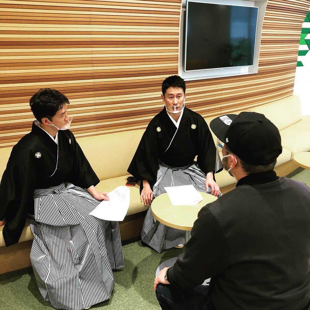 河田直也さんのインスタグラム写真 - (河田直也Instagram)「明けましておめでとうございます！2021年はコロナが落ち着いて穏やかな世の中に戻りますように。今年もどうぞよろしくお願いします！ #ちちんぷいぷい #mbsアナウンサー #コトノハ #河田アナ #山中アナ #松井アナ #武川アナ #藤林アナ #山崎アナ #亀井アナ #福島アナ #三ツ廣アナ #川地アナ」1月1日 14時09分 - kawatanaoya0423