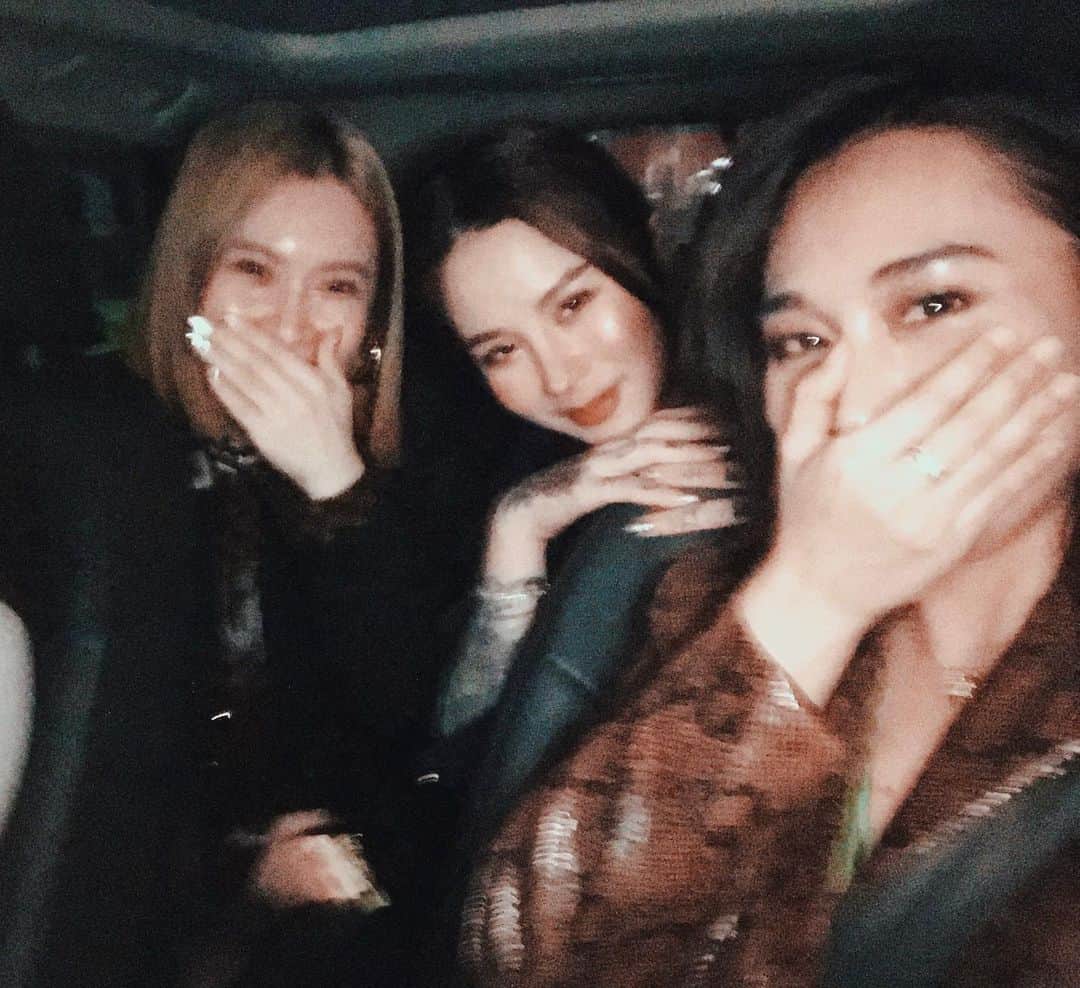 Abby Chenのインスタグラム：「同頻率的人自然會相遇 是一頓好吃晚餐 一個開心夜晚 隨著年齡和經歷能夠遇到真心談話真實的笑著 一切不容易🤍 @angeninani  @saidai124  @uc9688 @ms.rou_rou 年紀漸長的我越喜歡隨意自然的態度 所以我發文不喜歡排版 我想怎樣就怎樣 這就是我😽」