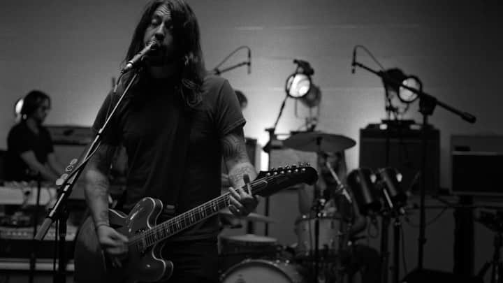 フー・ファイターズのインスタグラム：「DO YOU LOVE ROCK AND ROLL??? 🤘 Here's a dose of #MedicineAtMidnight: No Son of Mine out now!!! Listen at link in bio.   Pre-order/save Medicine At Midnight!!!   #HappyNewYear」
