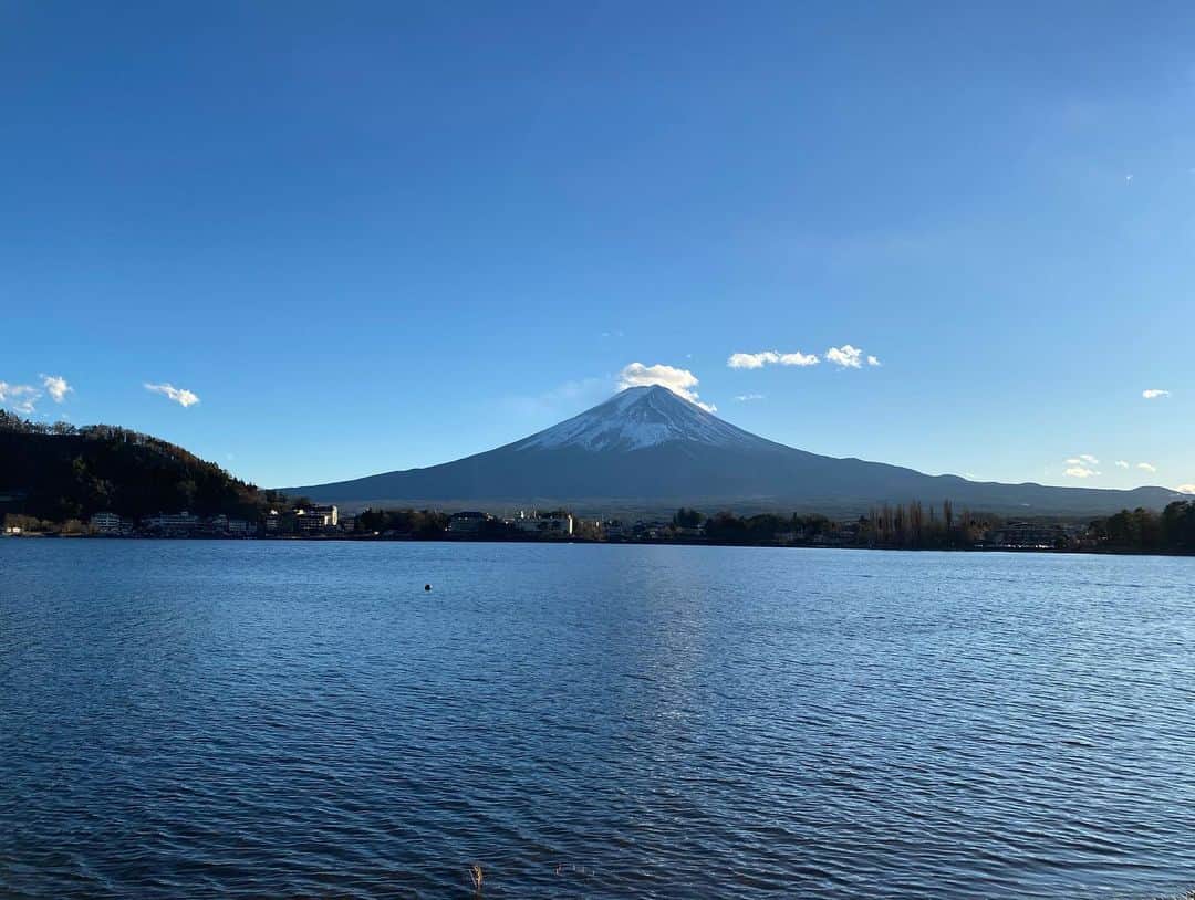 黒澤詩音さんのインスタグラム写真 - (黒澤詩音Instagram)「2020年ラストは、Mt.Fuji🗻  サイクリングして、しっかり美味しい空気を吸って、富士山🗻のパワーたっぷり吸収して、 2021年を迎える準備をしました！  昨年も一年、ありがとうございました✨  #富士山 #2020」1月1日 14時14分 - shionkurosawa_official