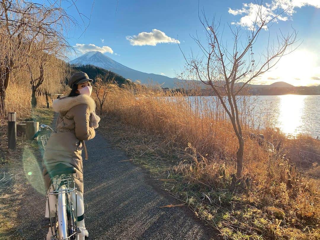 黒澤詩音のインスタグラム：「2020年ラストは、Mt.Fuji🗻  サイクリングして、しっかり美味しい空気を吸って、富士山🗻のパワーたっぷり吸収して、 2021年を迎える準備をしました！  昨年も一年、ありがとうございました✨  #富士山 #2020」