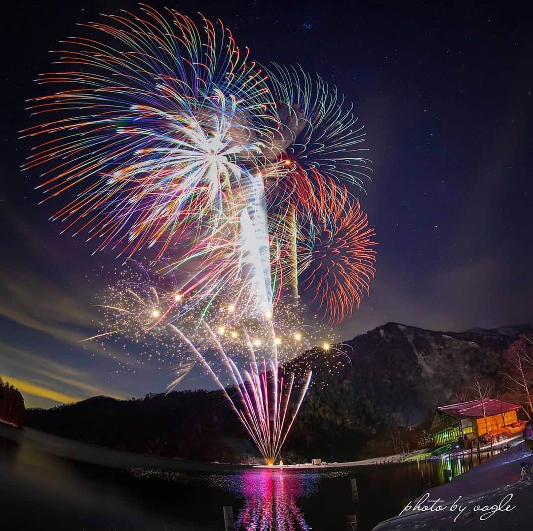 Canon Asiaのインスタグラム：「Canon wishes you a Happy New Year! 🥳  Let's welcome the new year with this long exposure fireworks shot, and hope that 2021 brings hope and light. . What's at the top of your to-do list for this year?  . 📷  Image by @__vogel__007 with Canon EOS 5D Mark IV • EF8-15mm f/4L FISHEYE USM • f/4 • ISO 3200 • 15s • 15mm . Show us and the rest of the Canon community how your country celebrates the New Year by tagging #canonasia or  submitting to My Canon Story (link in bio!). . #canonasia #photography #explore #newyears #fireworks #lights #longexposure #celebration #2021 #eos5Dmkiv #fisheye #inspiration」