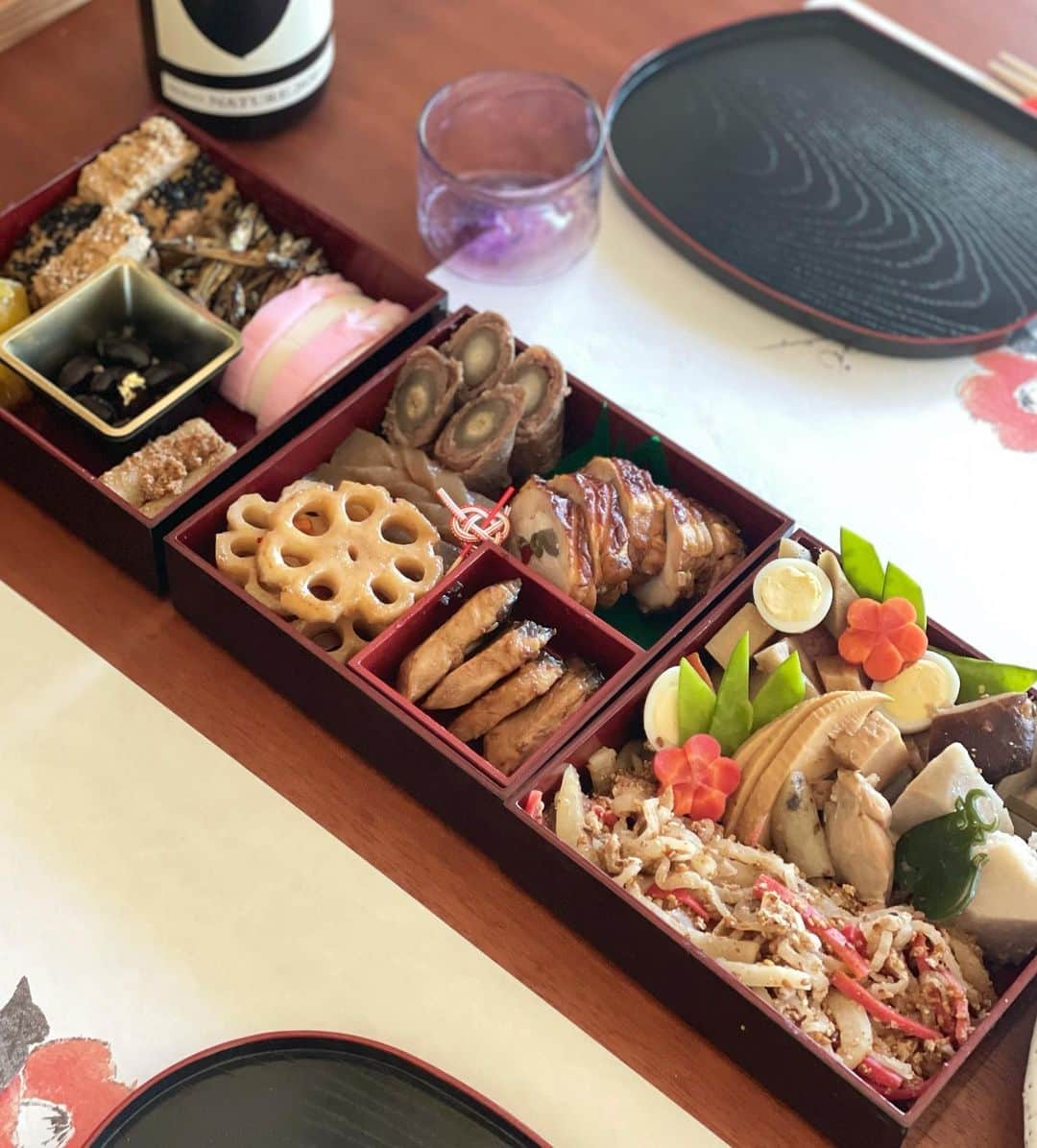 川辺ヒロシのインスタグラム：「あけましておめでとうございます🎍今年もよろしくお願いします。 2年ぶりの妻おせち登場で静かに盛り上がっております。 鹿児島スタイルお雑煮と。」