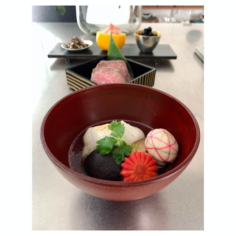 市橋有里のインスタグラム：「あけましておめでとうございます🎍✨ また今年もお料理とラン♪ ランに役立つお料理や 家族でできるお料理なども 愛を込めて作っていきたいと 思います。 本年もよろしくお願いいたします。 穏やかな日常が過ごせますように✨ #2021 #元旦 #お節 #お雑煮 #小料理屋あり #ローストビーフ #ボニーク #徳島の柚子 #徳島のすだち」